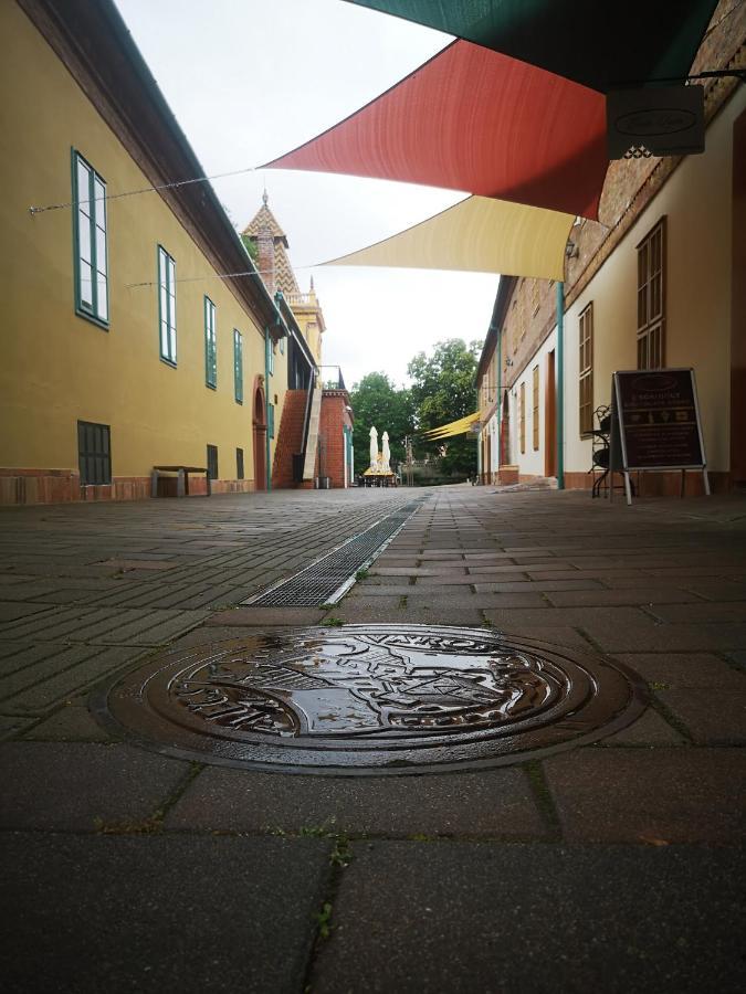 Zsolnay Negyed Vendeghaza Aparthotel Pécs Exteriör bild